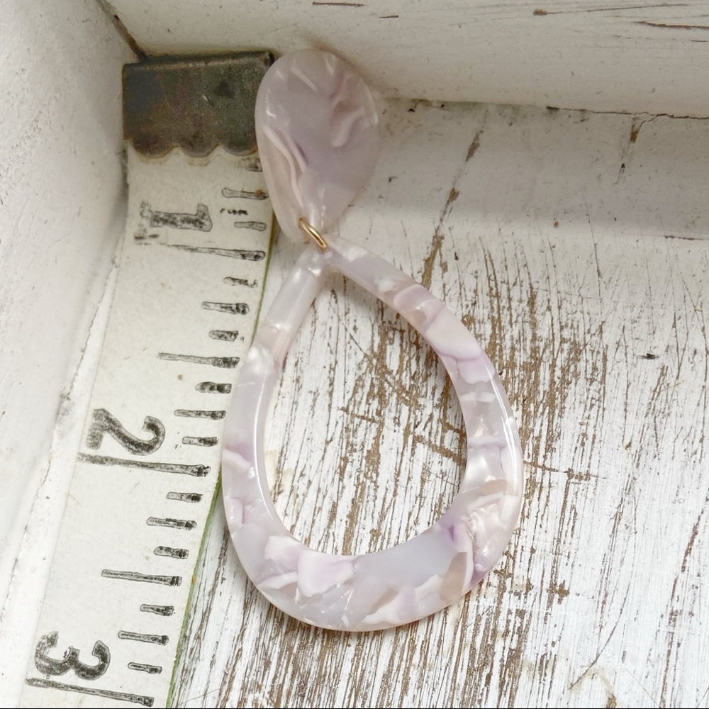 WHITE TORTOISE ACRYLIC DROP HOOP EARRINGS SET - Picture 4 of 4